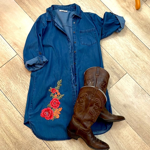 Speed Control Denim Dress with Floral Appliqué - Picture 16 of 17